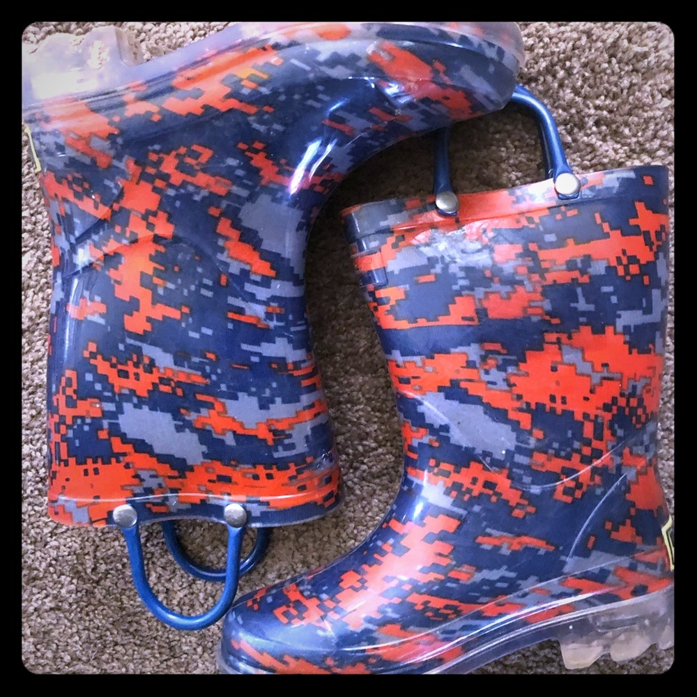 Toddler 10 light up rain boots